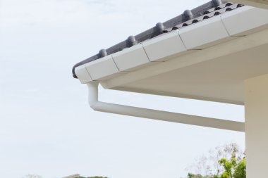 evin çatı üst üzerinde oluk