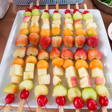 Çilekli elma ve kavun meyve salatası