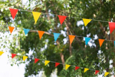 renkli üçgen bayrakları dekore edilmiş açık parti kutlamak