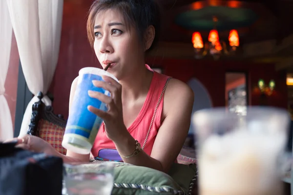 Frau trinkt heißen Kaffee im Café — Stockfoto