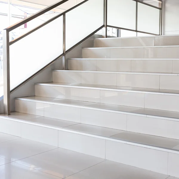 Białe schody w nowoczesnym biurze — Zdjęcie stockowe
