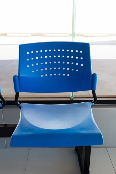 Klant wachtruimte met rijen van blauwe zetels in office — Stockfoto