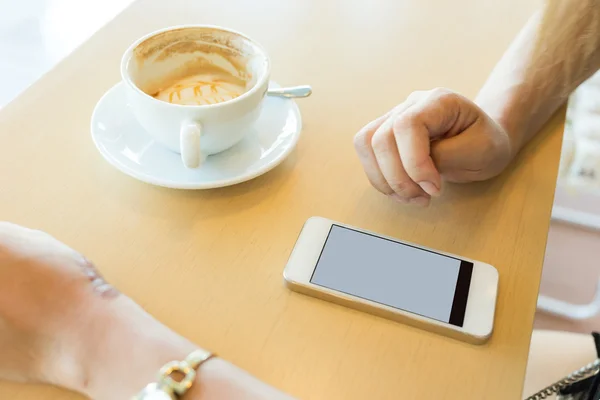 Mode de vie des femmes utilisant un téléphone portable dans le café café — Photo