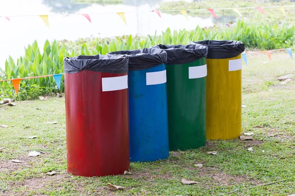 Kleurrijke van prullenbakken in de tuin — Stockfoto