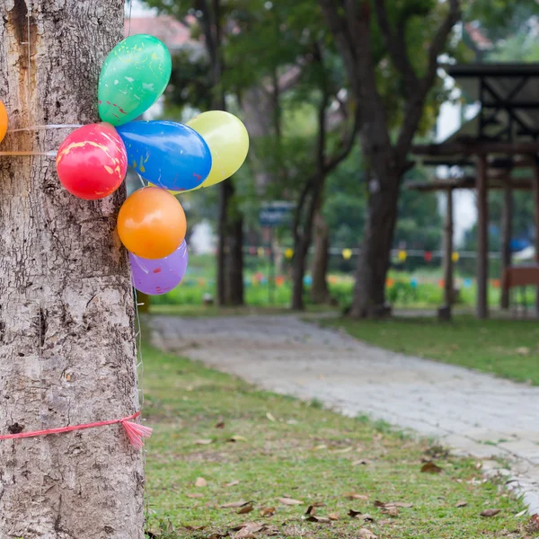 Festa ao ar livre no jardim decorado com balões coloridos — Fotografia de Stock