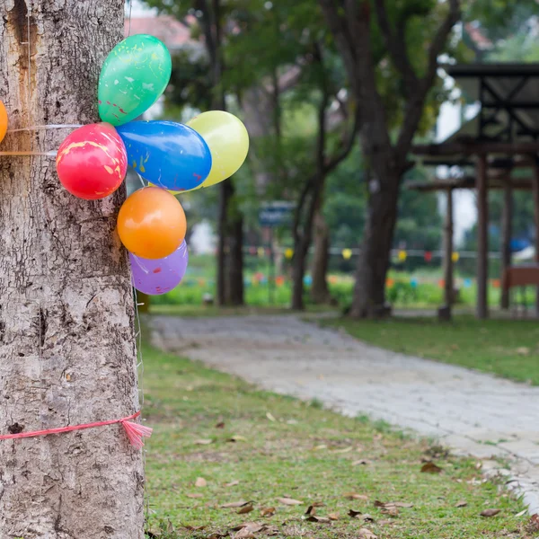 Fête en plein air dans le jardin décoré avec des ballons colorés — Photo