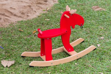 oyun alanında oynayan çocuklar binmek için geyik sandalye sallanan