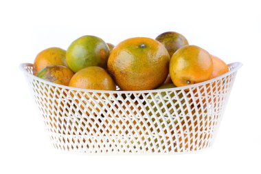 Beyaz arka plan üzerinde izole turuncu meyve sepeti,