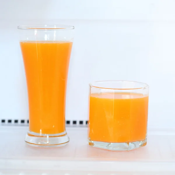 冷蔵庫に新鮮なオレンジ ジュースのガラス — ストック写真