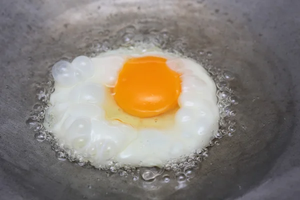 Cocinar huevo frito en sartén caliente con aceite — Foto de Stock