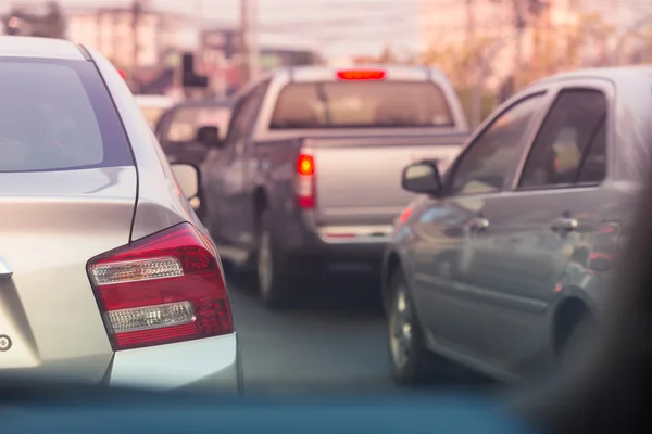 Atasco de tráfico en la carretera en la ciudad — Foto de Stock