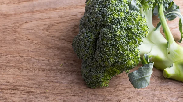 Brócoli verde vegetal orgánico en tabla de madera cocina preparada —  Fotos de Stock