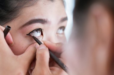 Makyaj güzellik ile fırça göz kalemi güzel kadın