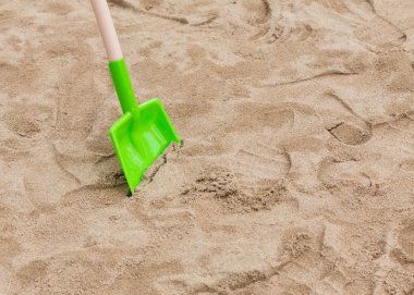 oyuncaklar çocuğun kum oynamak için oyun alanında tadını çıkarın.