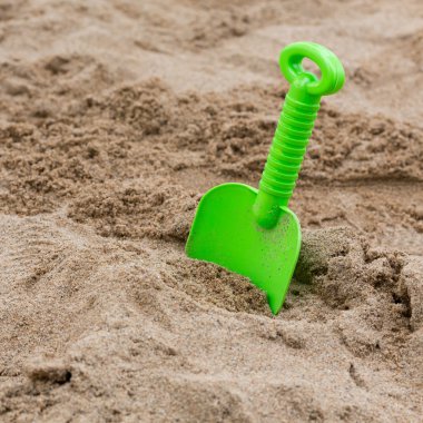 oyuncaklar çocuğun kum oynamak için oyun alanında tadını çıkarın.