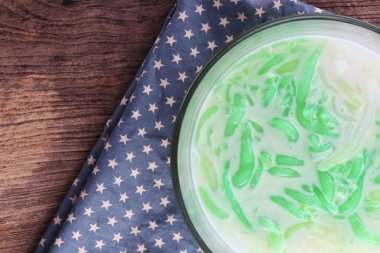 Tay gıda, Lod Chong tatlı Hindistan cevizi sütü ahşap masa üzerinde