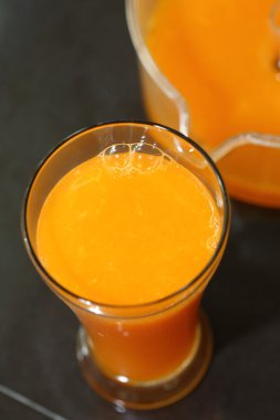 Bardakta portakal suyu var.