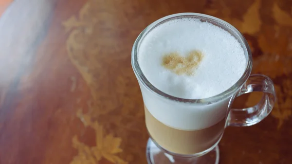 Kaffee-Latte auf Holztisch — Stockfoto