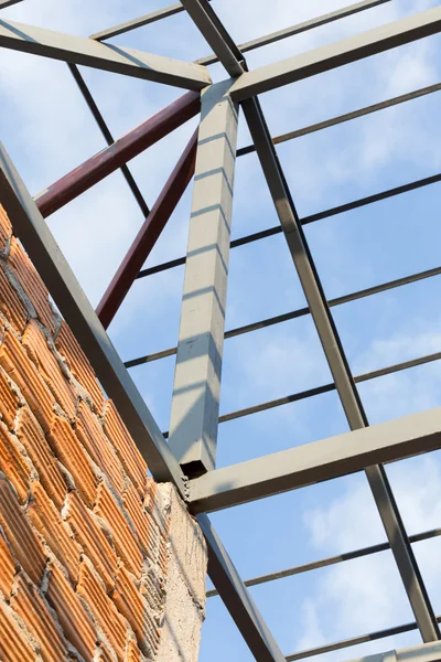 Vigas de aço telhado treliça construção de edifícios residenciais — Fotografia de Stock