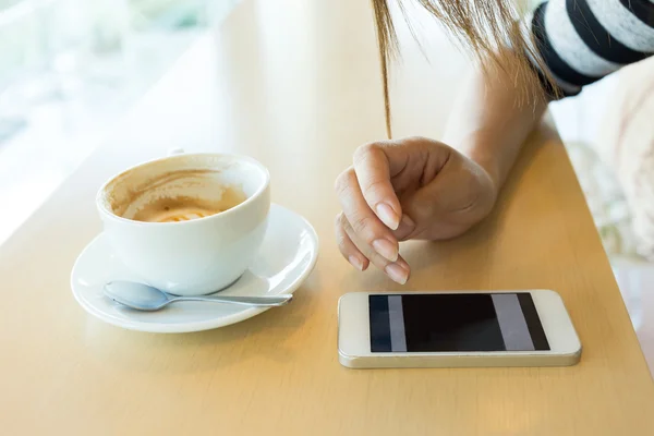 Lifestyle of women using a mobile phone in cafe coffee shop — Stock Photo, Image