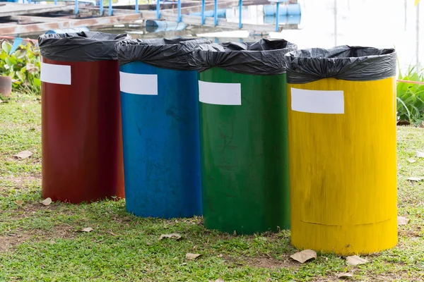 Coloré de poubelles de recyclage dans le jardin — Photo