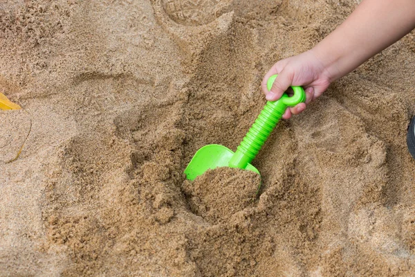 Απολαύστε παιχνίδια του παιδιού με άμμο για να παίζουν στην παιδική χαρά — Φωτογραφία Αρχείου