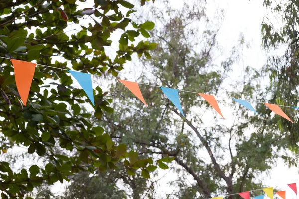 Drapeaux triangulaires colorés de la fête extérieure de célébration décorée — Photo