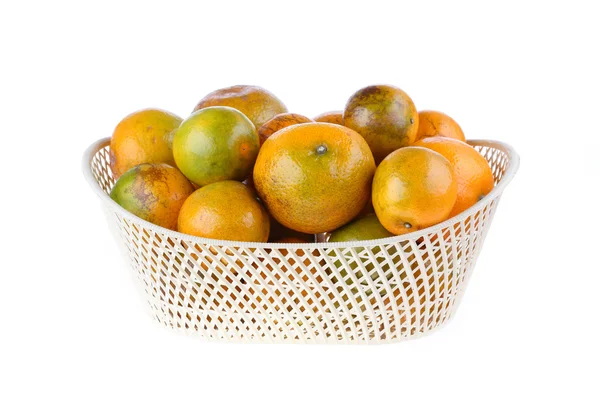 Fruta laranja em cesta, isolada sobre fundo branco — Fotografia de Stock