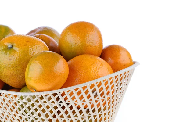 Orangenfrüchte im Korb, isoliert auf weißem Hintergrund — Stockfoto
