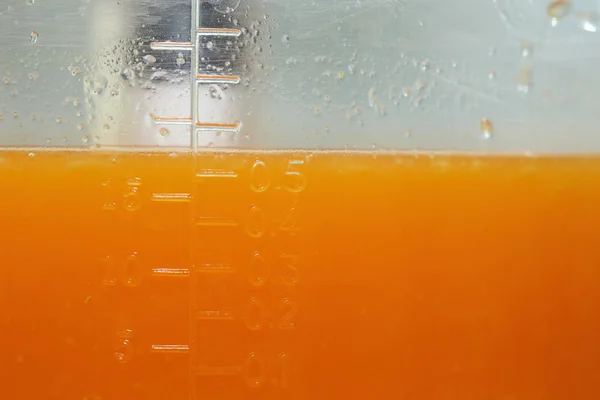Jugo de naranja fresco en la medida de la jarra — Foto de Stock