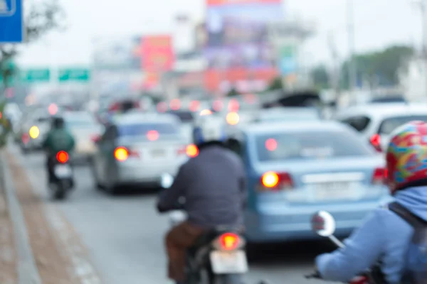 Carro e moto dirigindo na estrada com engarrafamento na cidade — Fotografia de Stock