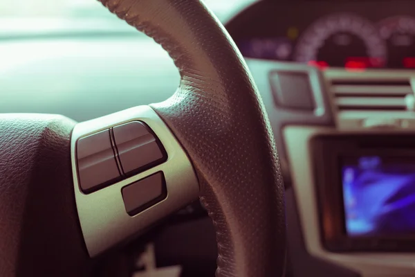 Sistema de control de botón en blanco en el volante del coche utilizado — Foto de Stock