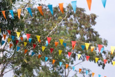renkli üçgen bayrakları dekore edilmiş açık parti kutlamak