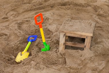 oyuncaklar çocuğun kum oynamak için oyun alanında tadını çıkarın.