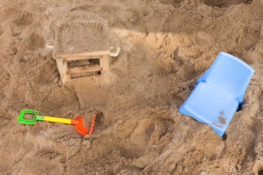 oyuncaklar çocuğun kum oynamak için oyun alanında tadını çıkarın.