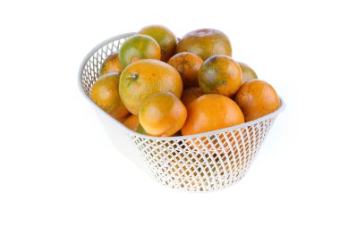 Beyaz arka plan üzerinde izole turuncu meyve sepeti,