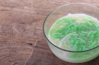 Tay gıda, Lod Chong tatlı Hindistan cevizi sütü ahşap masa üzerinde