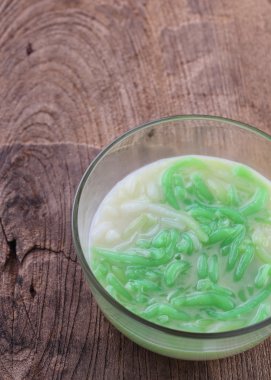 Tay gıda, Lod Chong tatlı Hindistan cevizi sütü ahşap masa üzerinde