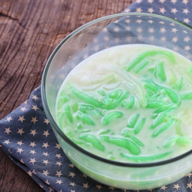 Tay gıda, Lod Chong tatlı Hindistan cevizi sütü ahşap masa üzerinde