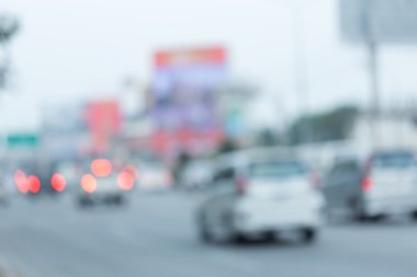 Şehrin trafik sıkışıklığı ile yolda araba araba