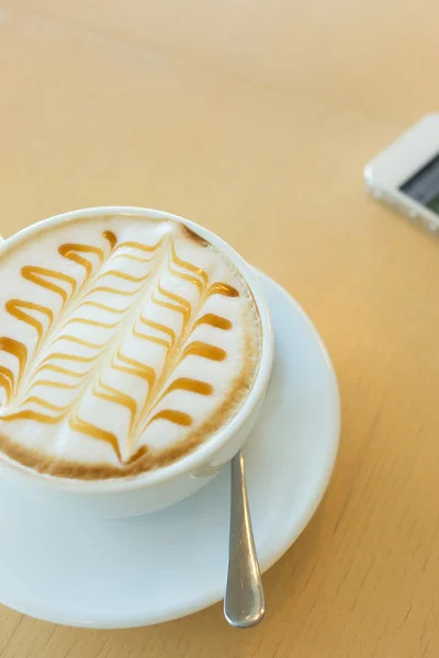 Macchiato de caramelo quente de bebida de café na mesa de madeira — Fotografia de Stock