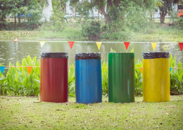 Colorido de los contenedores de reciclaje en el jardín —  Fotos de Stock