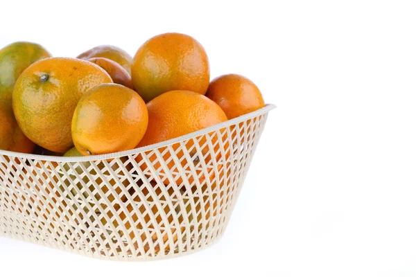 Fruta naranja en cesta, aislada sobre fondo blanco —  Fotos de Stock