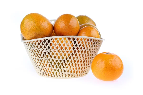 Oranžové ovoce v košíku, izolovaných na bílém pozadí — Stock fotografie