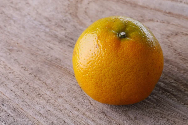 Pomeranče ovoce na hnědé dřevo stůl — Stock fotografie