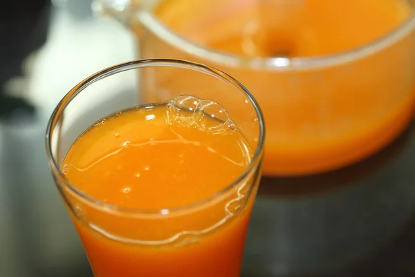 Jugo de naranja en el vaso — Foto de Stock