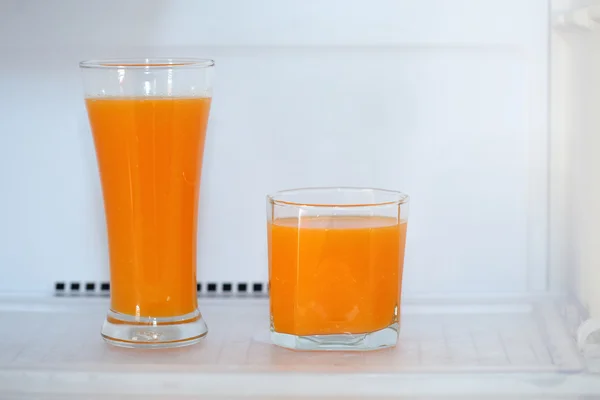 Vaso de zumo de naranja fresco en nevera — Foto de Stock