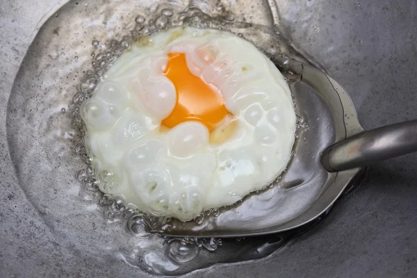 Cozinhar ovo frito em panela quente com óleo — Fotografia de Stock