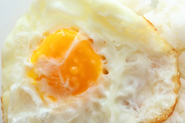 Riz et oeufs frits de cuisson facile petit déjeuner — Photo