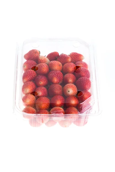 Rote reife Erdbeere in Plastikverpackung — Stockfoto